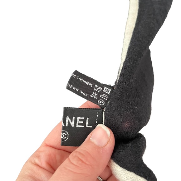 2011 Chanel cashmere stole - Picture 4 of 10